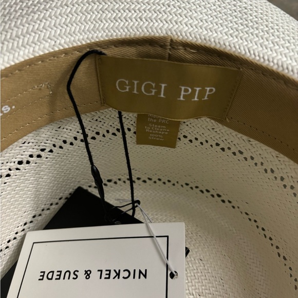 This hat has never been worn. It still has the tags attached. - Picture 2 of 4